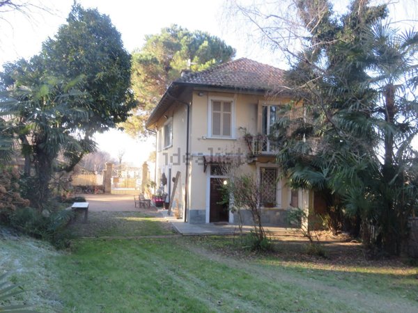 casa indipendente in vendita a Sesto Calende