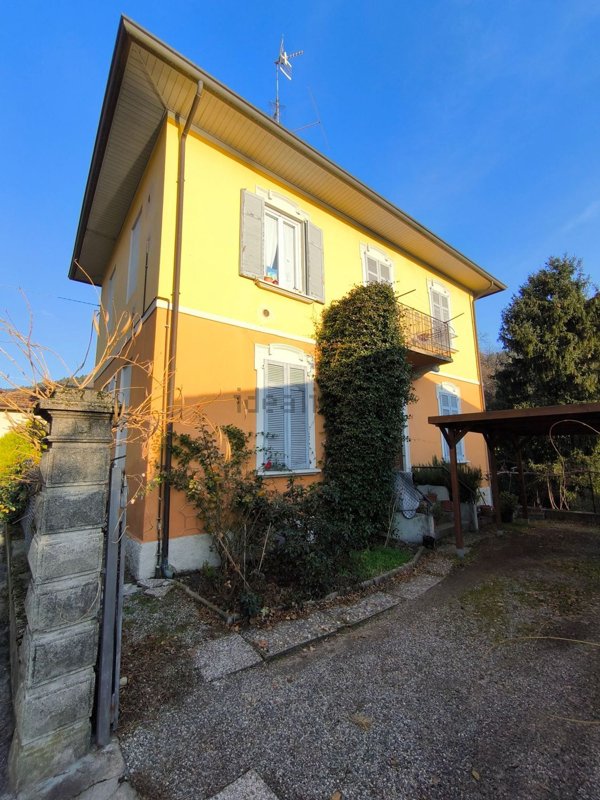 casa indipendente in vendita a Sesto Calende in zona Lentate