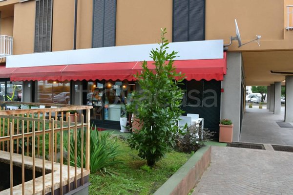locale commerciale in vendita a Sesto Calende