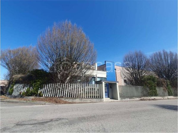 locale commerciale in vendita a Sesto Calende