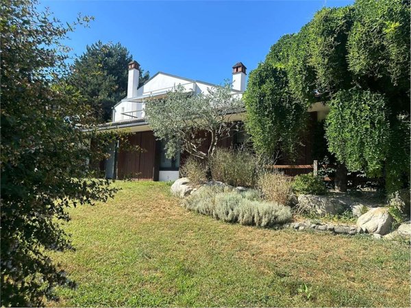 casa indipendente in vendita a Sesto Calende