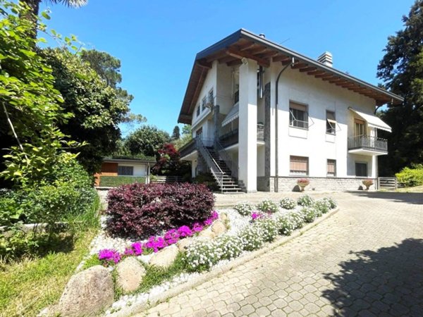 casa indipendente in vendita a Sesto Calende in zona Lisanza