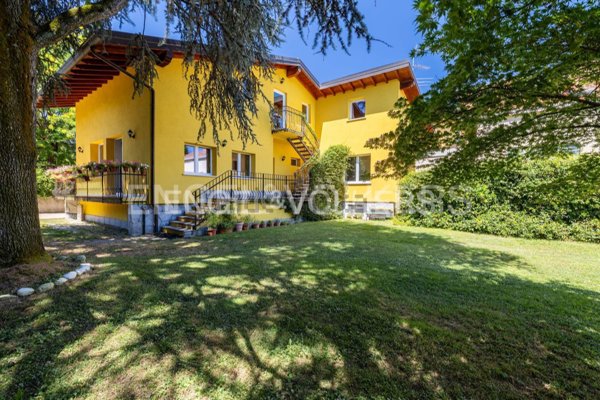casa indipendente in vendita a Sesto Calende