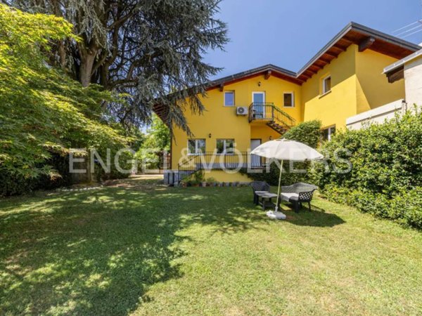 casa indipendente in vendita a Sesto Calende