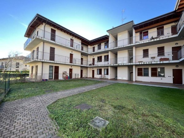 appartamento in vendita a Sesto Calende in zona Lisanza