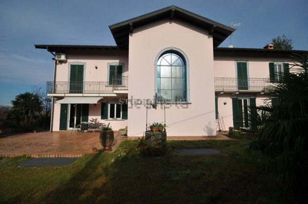casa indipendente in vendita a Sesto Calende