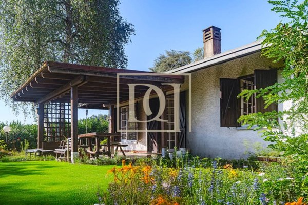 casa indipendente in vendita a Sesto Calende in zona Lisanza