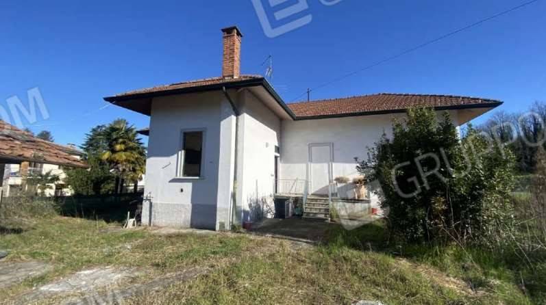 casa indipendente in vendita a Sesto Calende in zona Lisanza