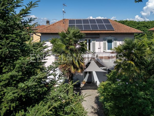 casa indipendente in vendita a Sesto Calende in zona Lisanza