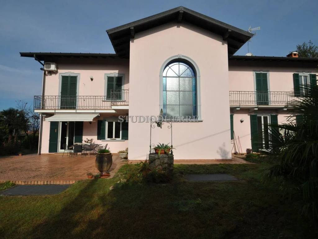 casa indipendente in vendita a Sesto Calende