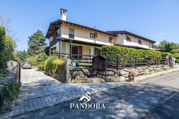 casa indipendente in vendita a Sesto Calende