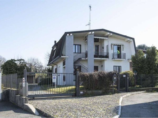 casa indipendente in vendita a Sesto Calende