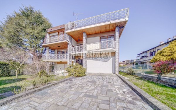 casa indipendente in vendita a Sesto Calende