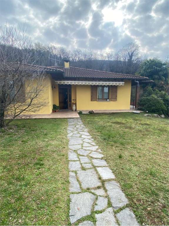 casa indipendente in vendita a Sesto Calende