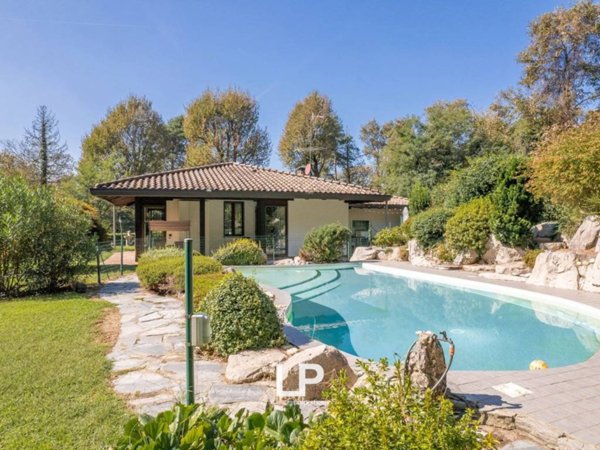 casa indipendente in vendita a Sesto Calende