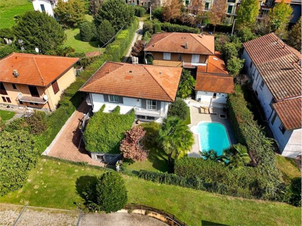 casa indipendente in vendita a Sesto Calende in zona Sant'Anna
