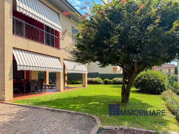 casa indipendente in vendita a Sesto Calende