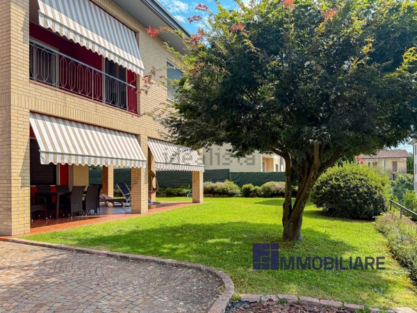 casa indipendente in vendita a Sesto Calende