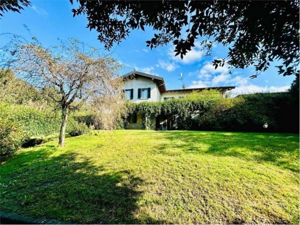 casa indipendente in vendita a Sesto Calende