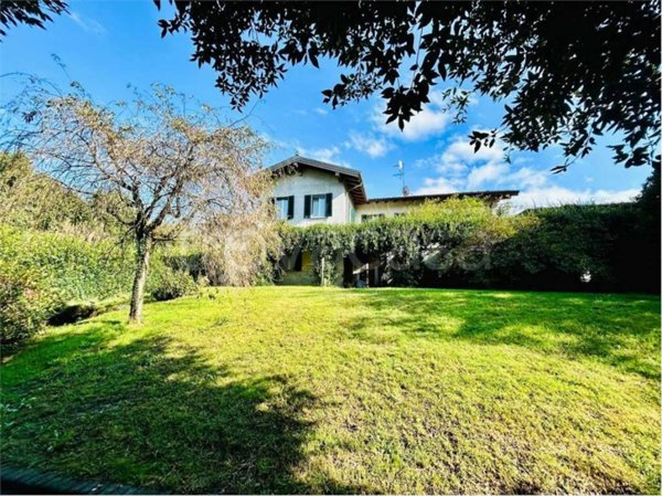 casa indipendente in vendita a Sesto Calende