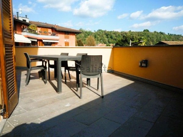 appartamento in vendita a Sesto Calende in zona Lisanza