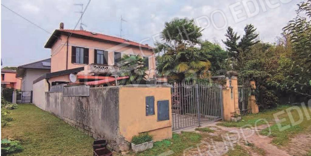 casa indipendente in vendita a Sesto Calende