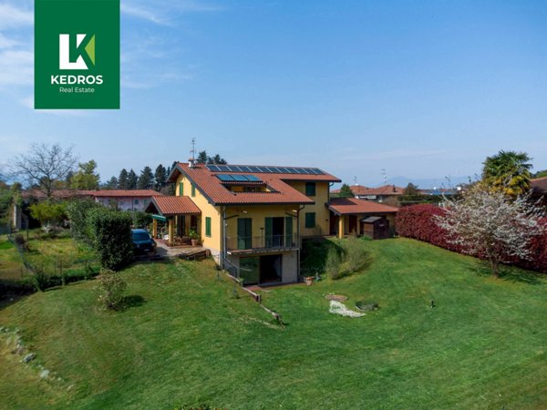 casa indipendente in vendita a Sesto Calende in zona Lentate