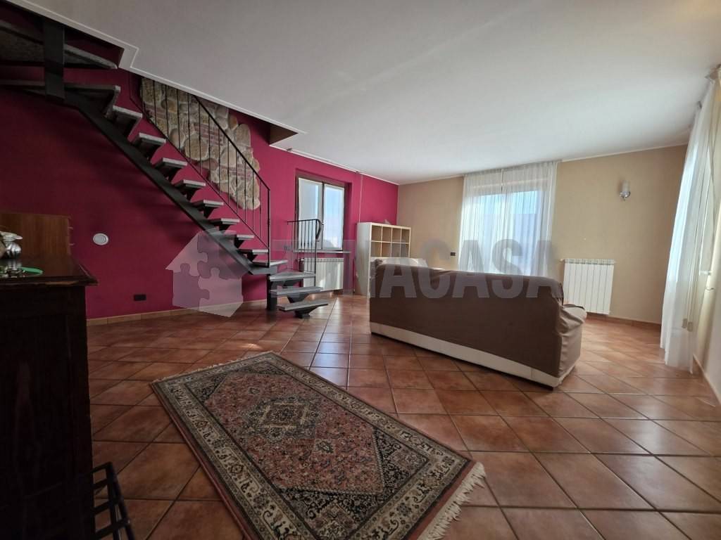 appartamento in vendita a Sesto Calende in zona Lisanza