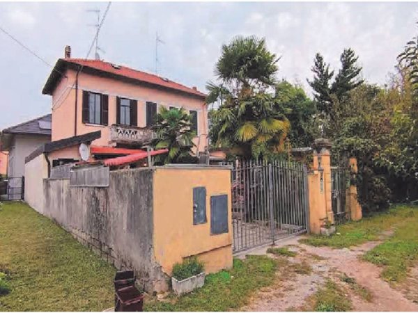 casa indipendente in vendita a Sesto Calende