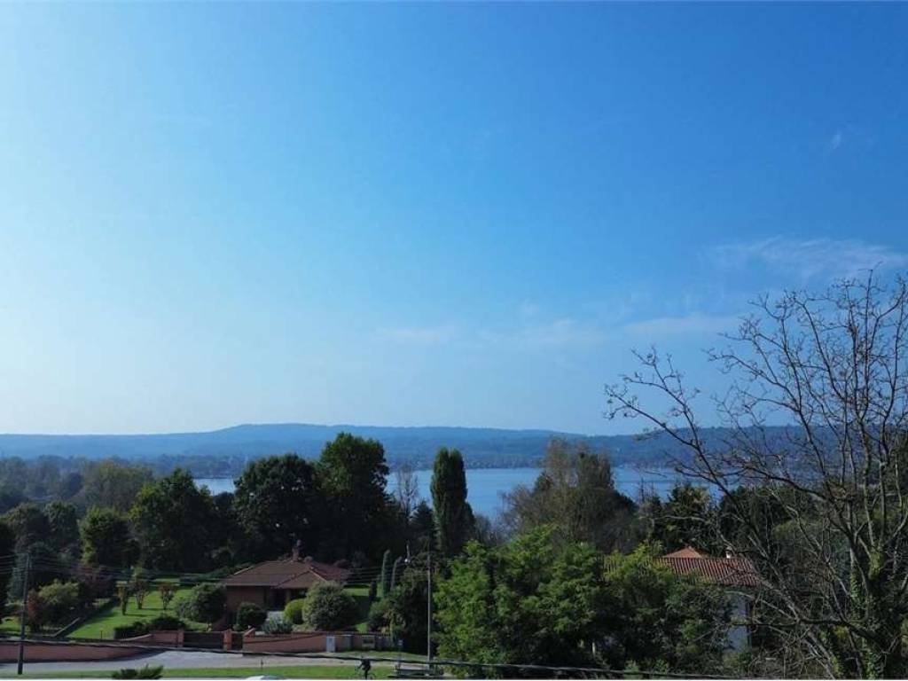 casa indipendente in vendita a Sesto Calende in zona Lisanza