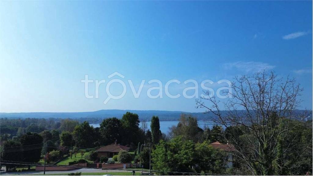 casa indipendente in vendita a Sesto Calende in zona Lisanza