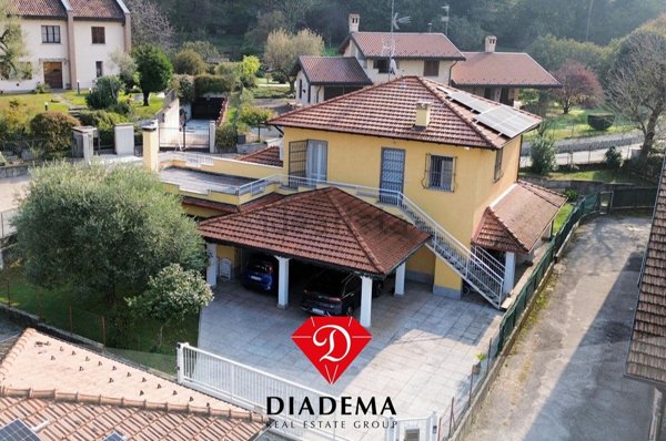 casa indipendente in vendita a Sesto Calende in zona Lentate