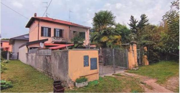 casa indipendente in vendita a Sesto Calende