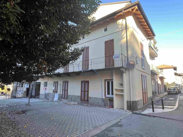 appartamento in vendita a Sesto Calende in zona Lisanza