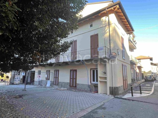 appartamento in vendita a Sesto Calende in zona Lisanza