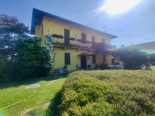 casa indipendente in vendita a Sesto Calende