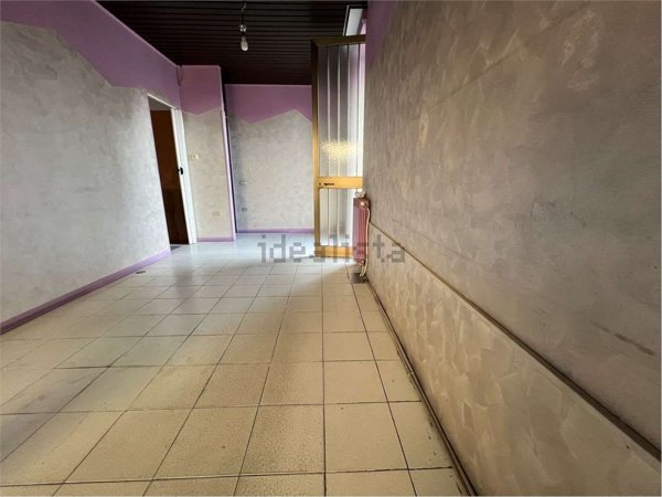 locale commerciale in vendita a Sesto Calende