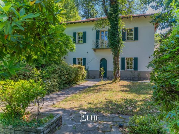 casa indipendente in vendita a Sesto Calende