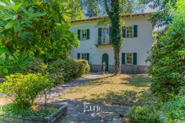 casa indipendente in vendita a Sesto Calende