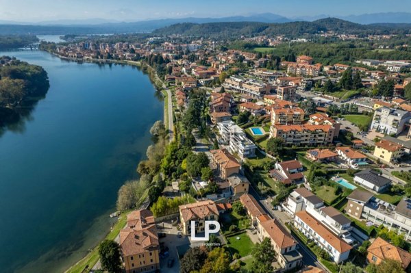 casa indipendente in vendita a Sesto Calende