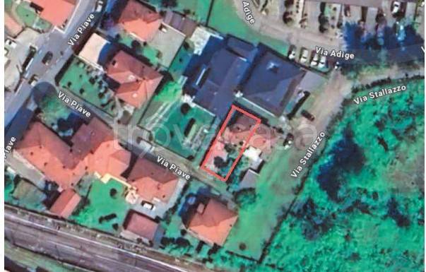 casa indipendente in vendita a Sesto Calende