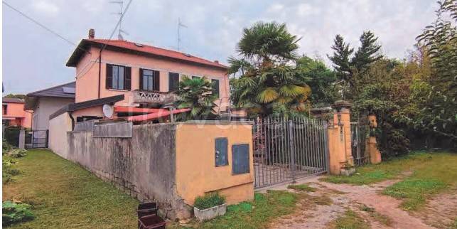 casa indipendente in vendita a Sesto Calende