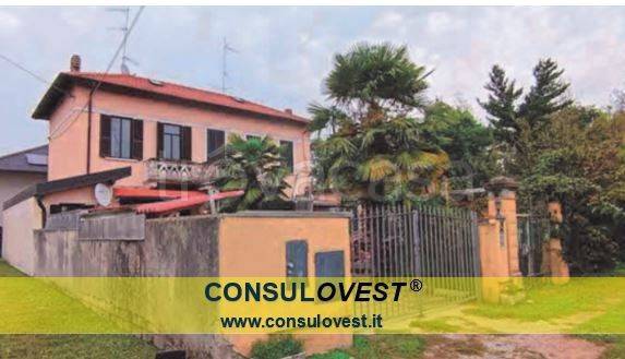 casa indipendente in vendita a Sesto Calende