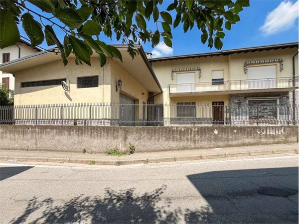 casa indipendente in vendita a Sesto Calende