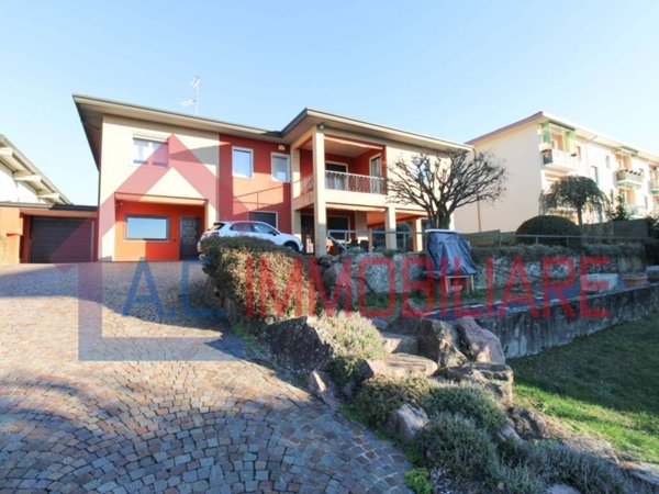 casa indipendente in vendita a Sesto Calende