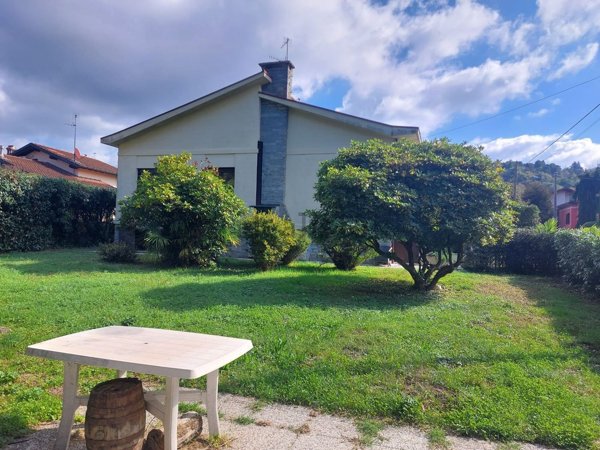 villa in vendita a Sesto Calende in zona Lisanza