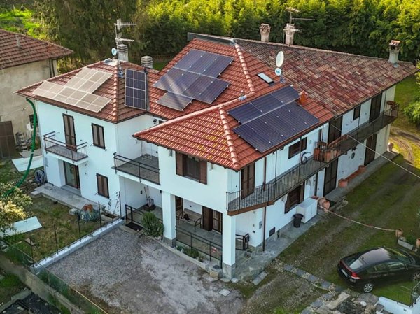 casa indipendente in vendita a Sesto Calende