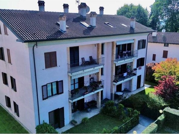 appartamento in vendita a Sesto Calende in zona Lisanza