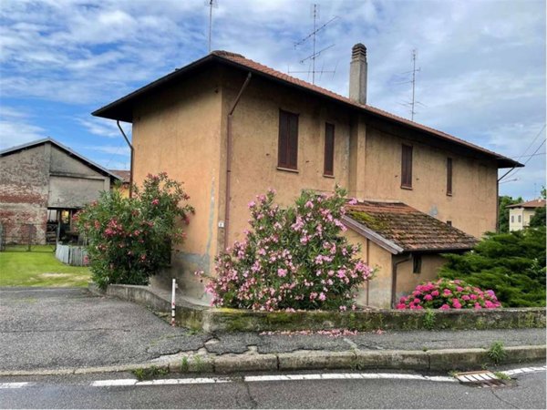 casa indipendente in vendita a Sesto Calende