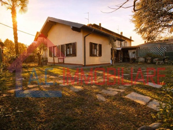 casa indipendente in vendita a Sesto Calende